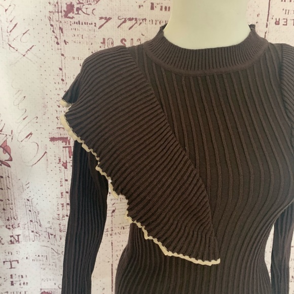 Ribbed crew neck ruffled shoulder sweater - Picture 7 of 9